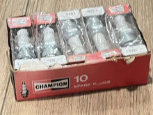 Lot of 10 Champion L82C Spark Plugs 811/811M