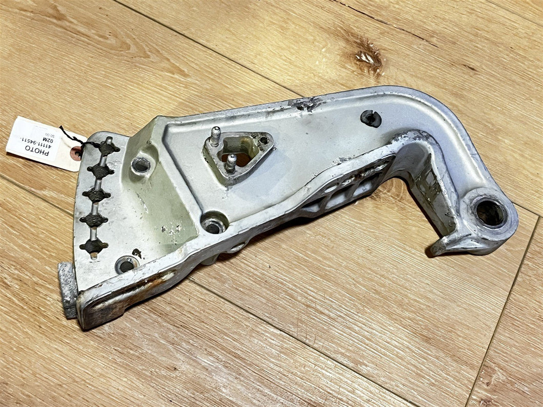 Suzuki 41111-94511-02M Starboard Clamp Bracket - Used